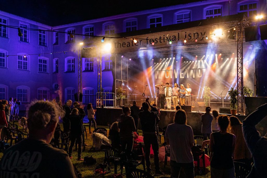theater-festival-isny mit Bühne bei Nacht